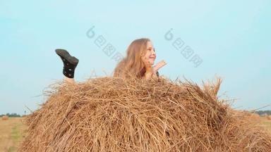 快乐女孩说谎干草堆收获场快乐的少年女孩放松有堆栈农村场年轻的女孩有趣的秋天场